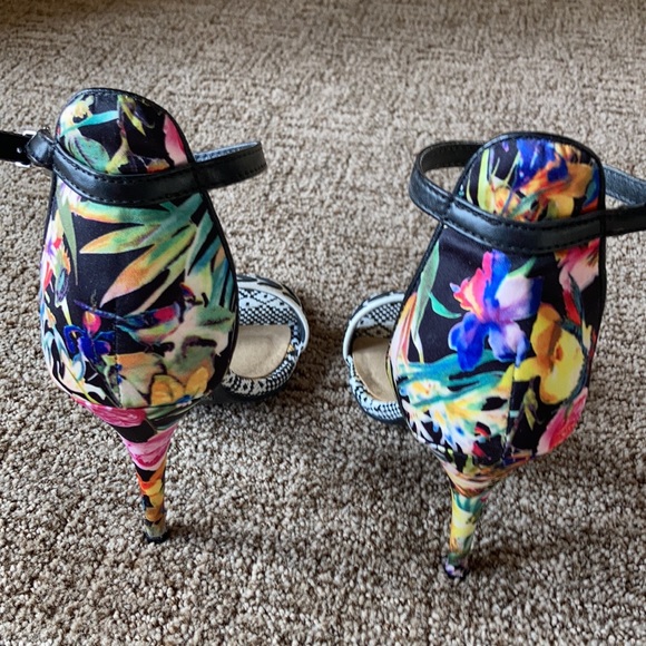 Awesome heels, black and white in front, multi floral in the back - Picture 3 of 4